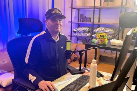 Phil Hellmuth Plays Every Hand in Online Poker Tournament