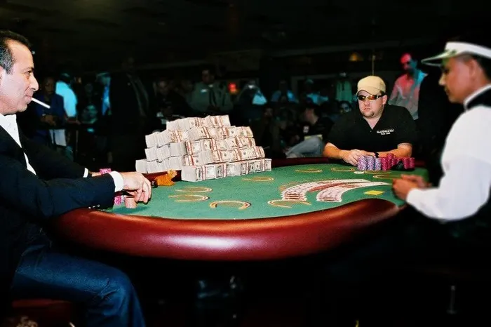 Chris Moneymaker heads-up against Sam Farha at the 2003 WSOP Main Event final table with stacks of cash on the table