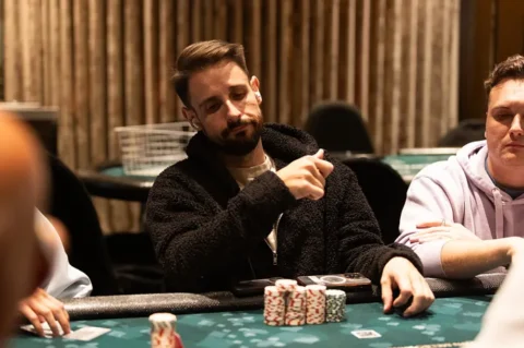 Poker Player Tanks for 15+ Minutes for 2 Pay Jump at Aussie Millions